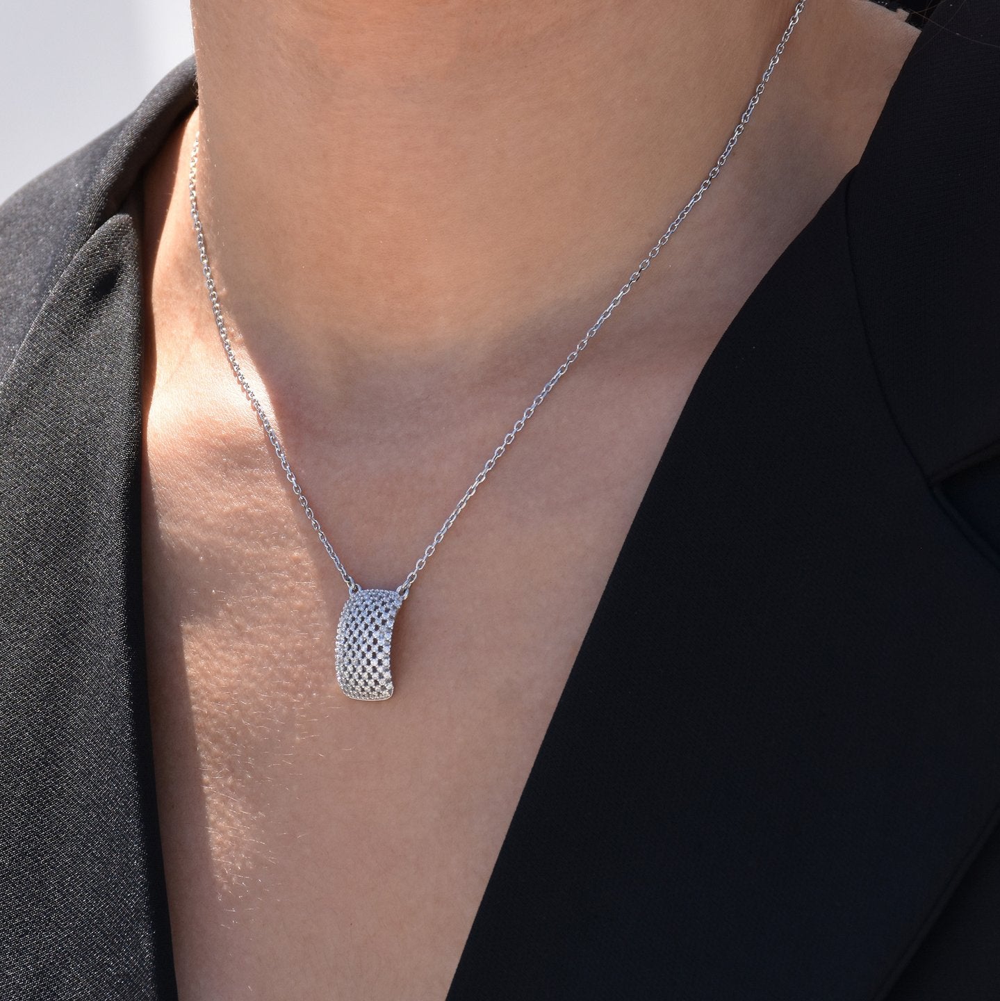 Collier rectangulaire et zircons