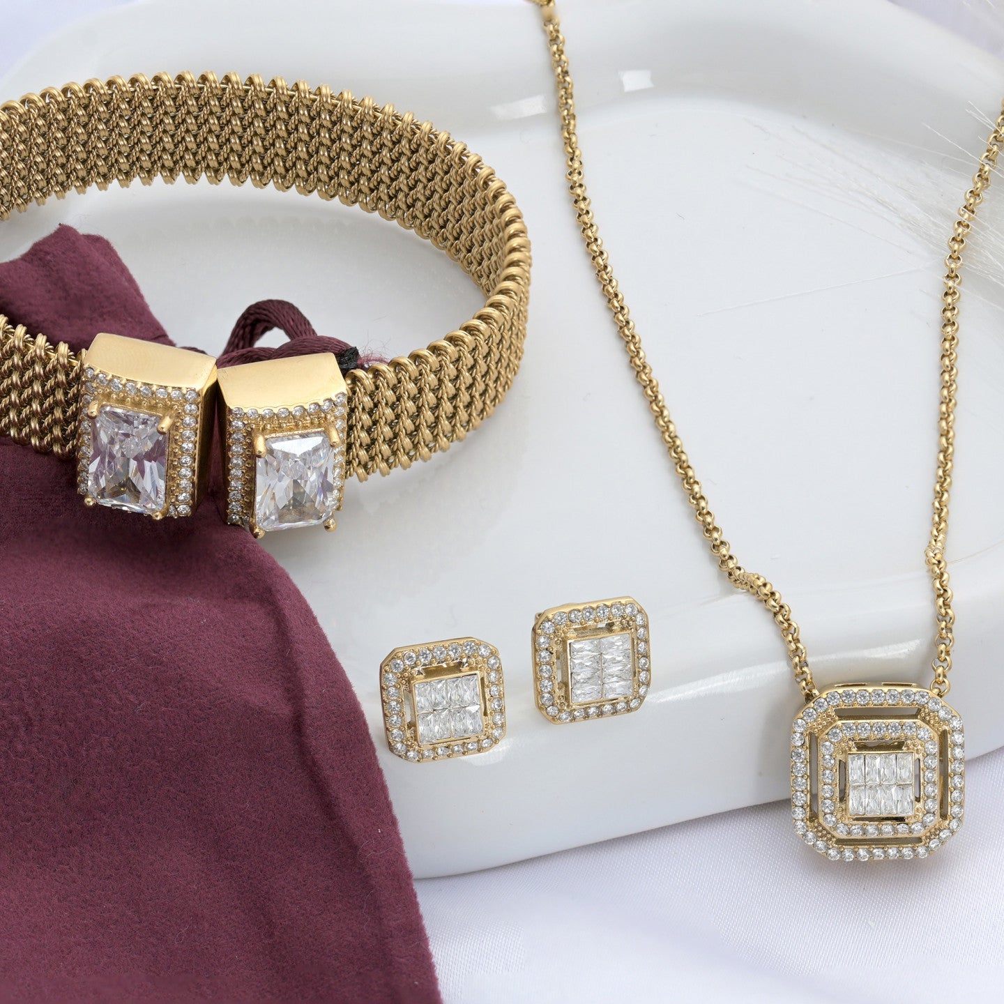 Ensemble Collier, Boucle d'oreilles et Bracelet carré brillants