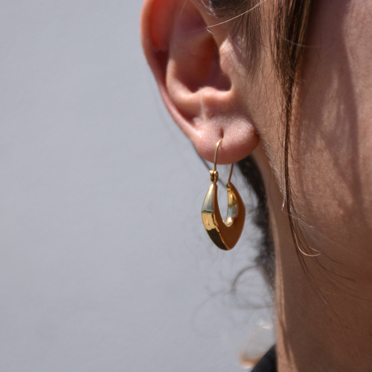 Boucle d'oreille Aria en acier triangulaire épais