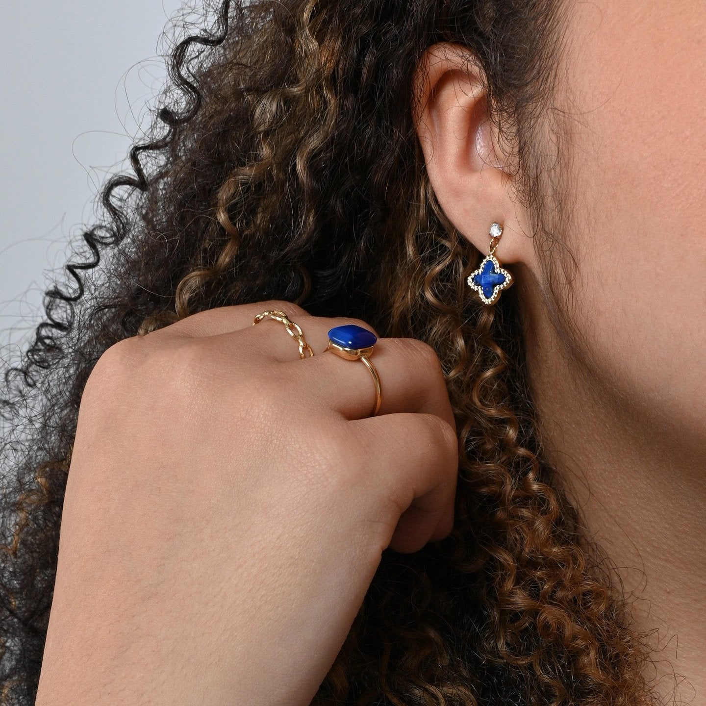 Boucles d\'oreilles pendantes en acier forme de fleur