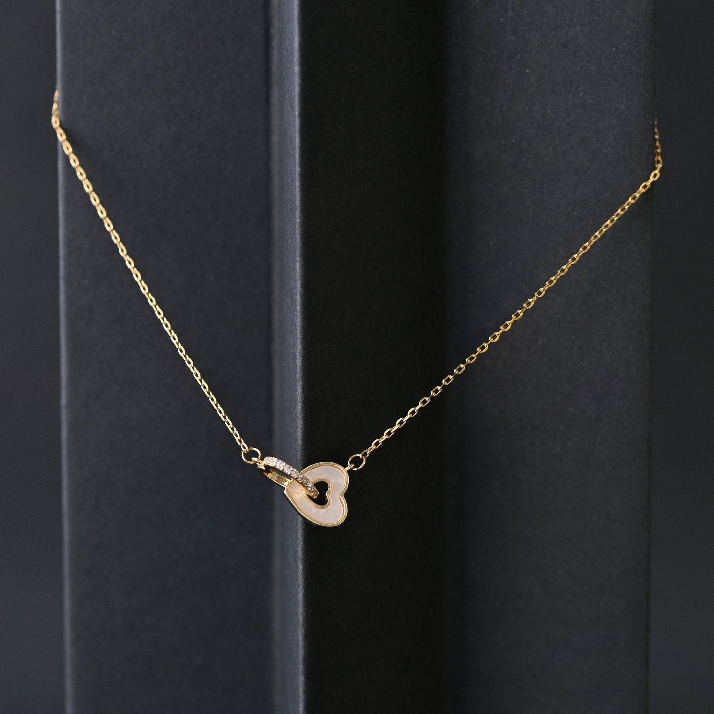 Collier semi précieuse coeurs entrelacé