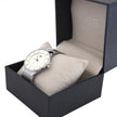 Montre analogique argent fond blanc