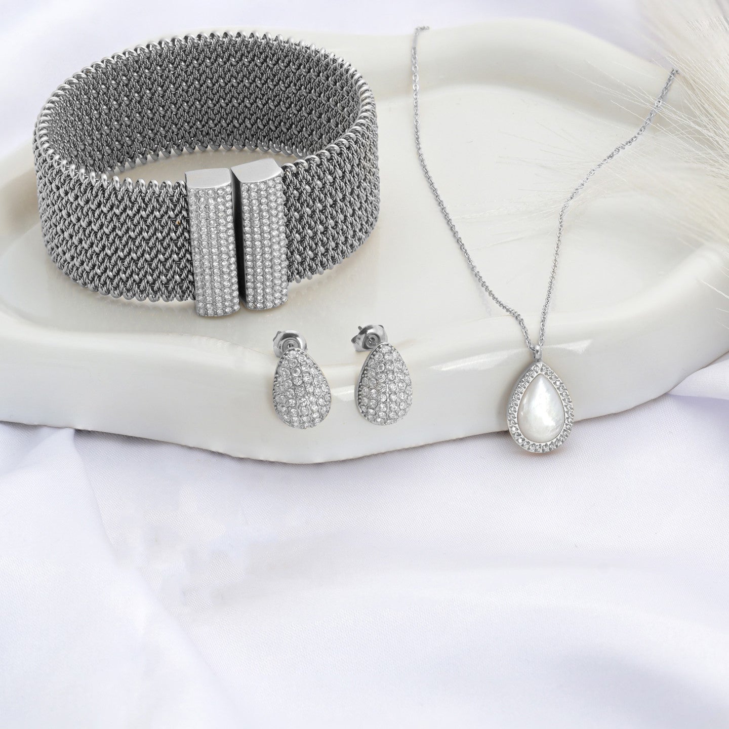 Ensemble Collier, Boucles d'oreilles et bracelet en acier nacre ovale
